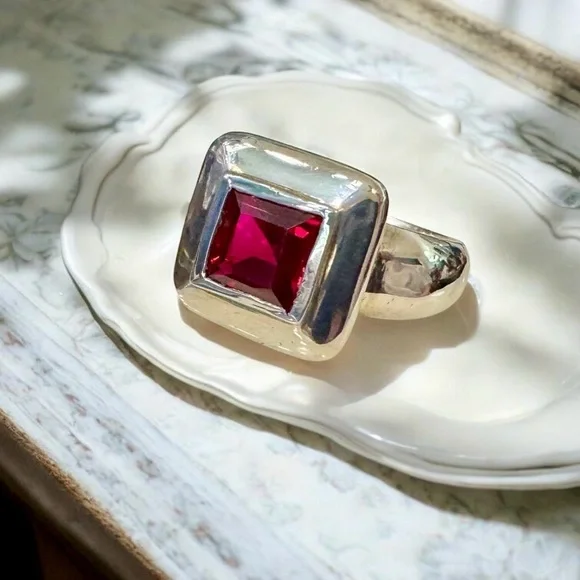 Vintage Signed Ruby Sterling Silver Ring (6.5/9g) - Picture 9 of 15